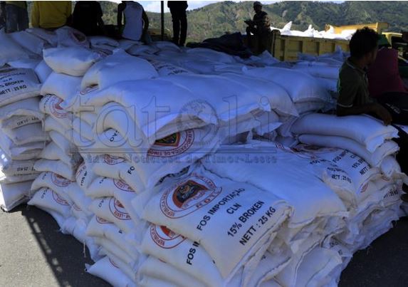 The government distributes emergency reliefs to the floods victims  in five municipalities