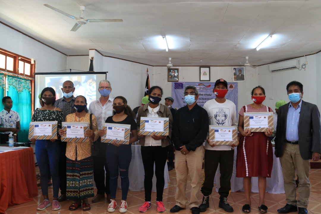 Ai ba Futuru project distributes certificates to 60 successful trainees