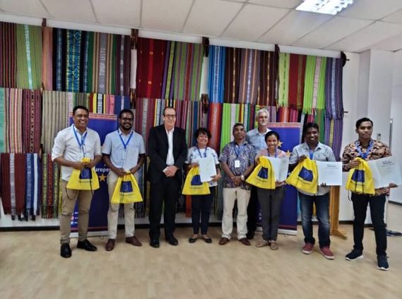 The EU handed over a professional development certificate to 18 Timorese
