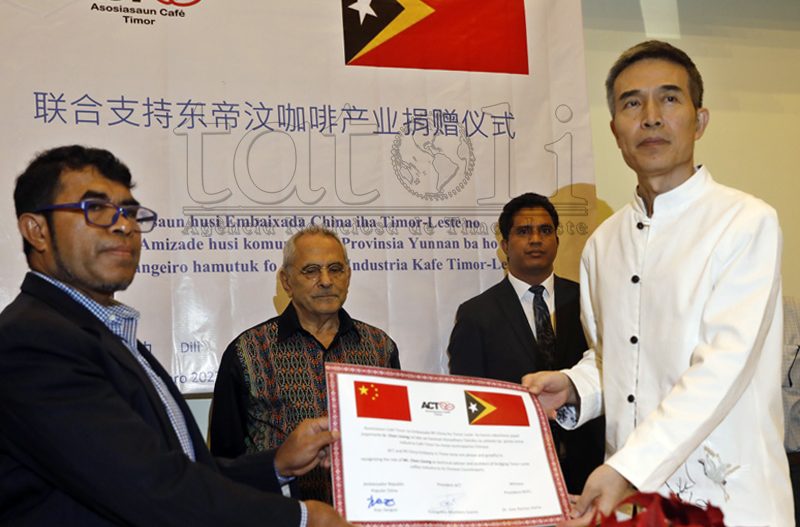China donates US$70.000 to assist coffee farmers in boosting coffee bean yield