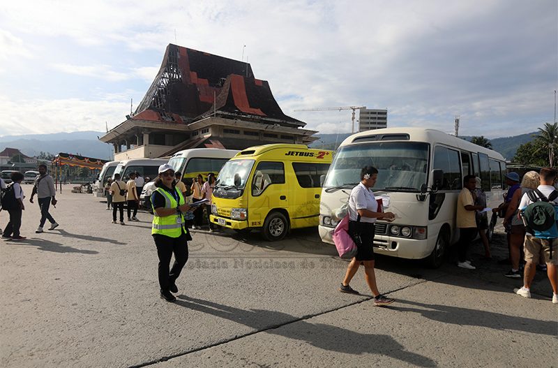 MTCI-Lai-Ara agency organized cars for transporting tourists arriving with MS Paul Gauguin Cruises