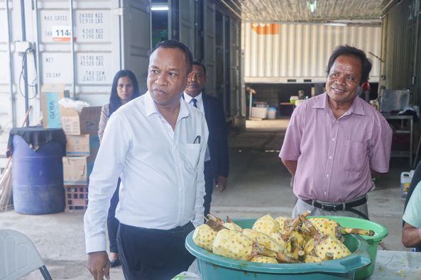 Minister Pereira encourages young entrepreneurs to produce more local food