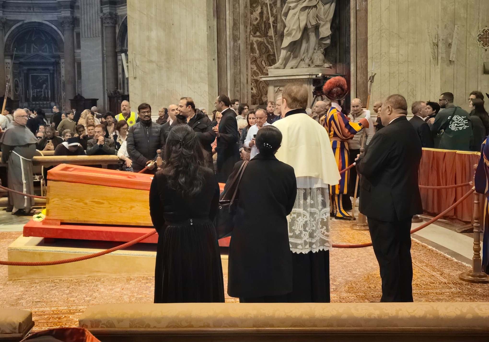 Minister Freitas pays tribute to Pope Francis in St. Peter’s Basilica