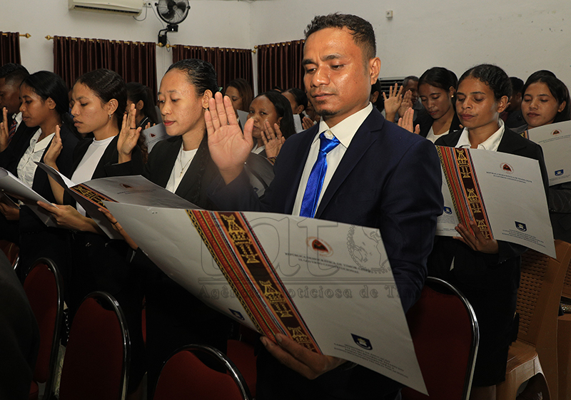 More than 200 professional teachers take oath