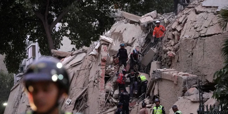 At least 32 dead, more than 700 injured after powerful earthquakes strike Caracas