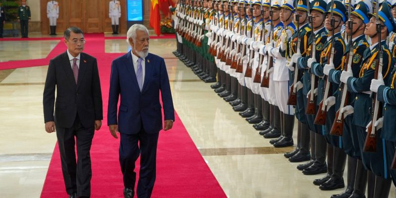 PM Gusmão receives official welcome in Hanoi, witnesses signing of cooperation agreements