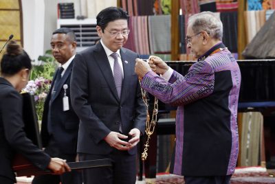 President Ramos-Horta bestows the Grand Collar of the Order of Timor-Leste upon the Prime Minister of Singapore