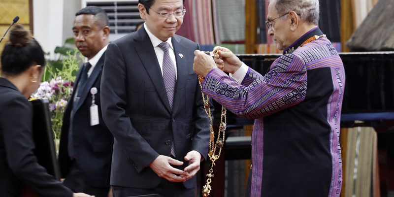 President Ramos-Horta bestows the Grand Collar of the Order of Timor-Leste upon the Prime Minister of Singapore