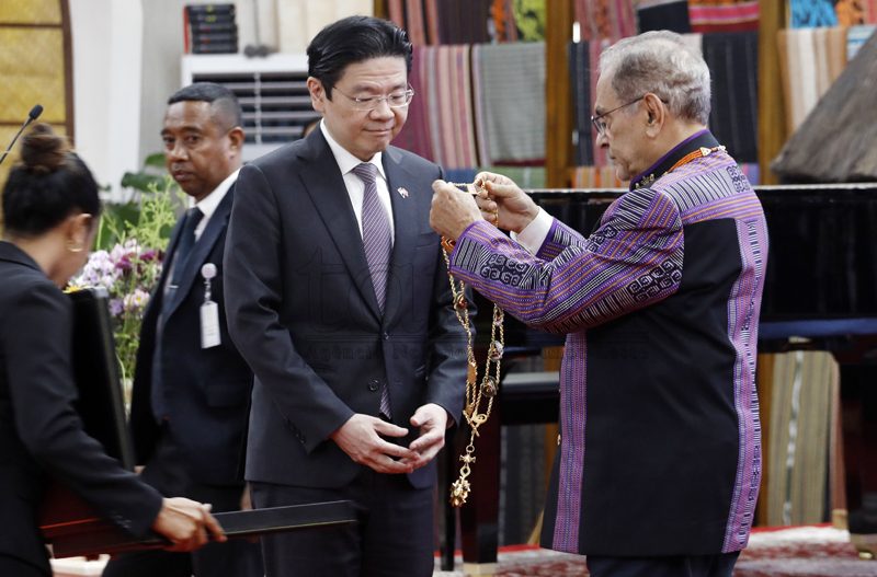 President Ramos-Horta bestows the Grand Collar of the Order of Timor-Leste upon the Prime Minister of Singapore