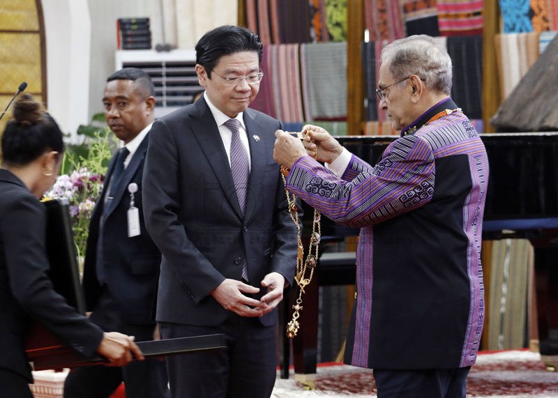 President Ramos-Horta bestows the Grand Collar of the Order of Timor-Leste upon the Prime Minister of Singapore